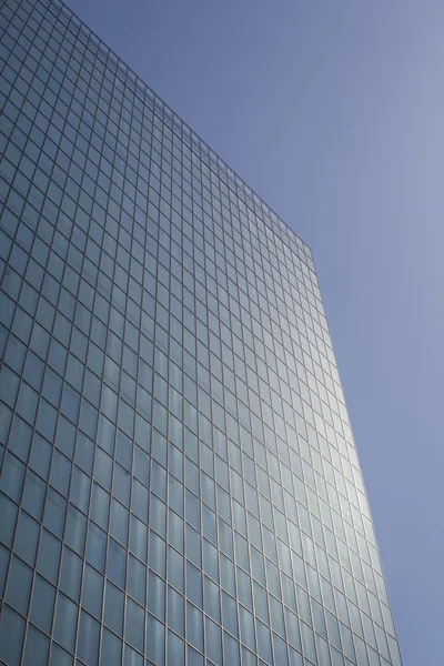 Modern binadaki pencereler, şehirdeki kentsel yaşam — Stok fotoğraf