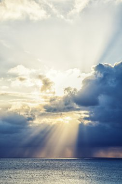 Denizin üzerinde gün batımı