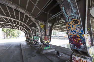 Köprünün altında