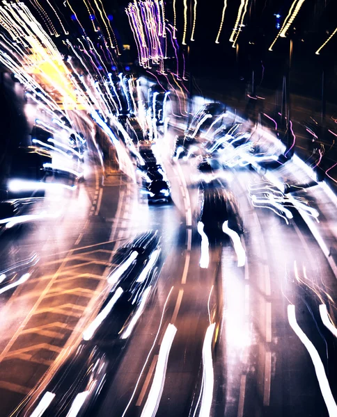 Gece şehirde trafik vardı. — Stok fotoğraf