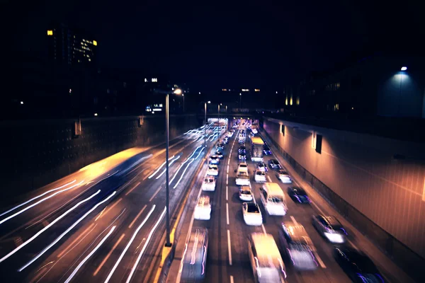 夜の街の交通は — ストック写真