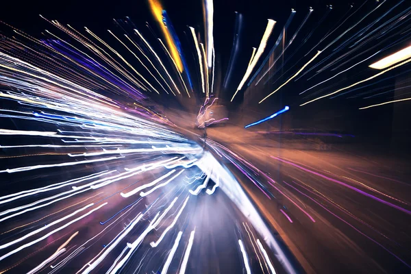 Verkehr in der Stadt in der Nacht Stockfoto