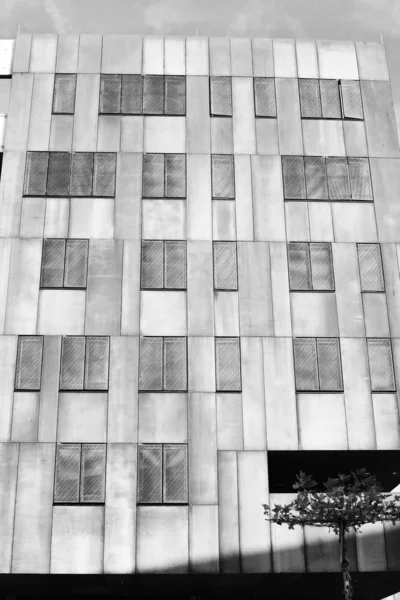 Nowoczesna architektura w czerni i bieli — Zdjęcie stockowe