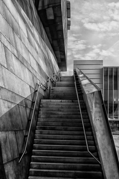 Escaleras en edificio moderno — Foto de Stock