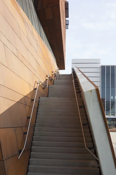 Treppe an modernem Gebäude — Stockfoto