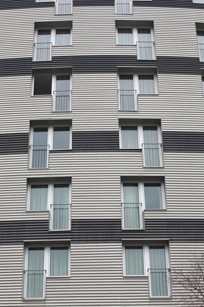 Окна на современном здании — стоковое фото