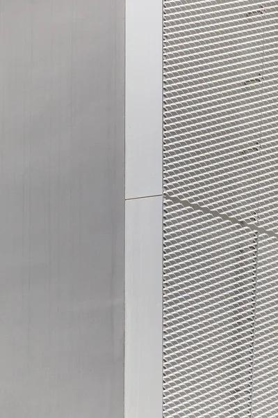 Biurowiec z refleksji na temat okien z nieba — Zdjęcie stockowe