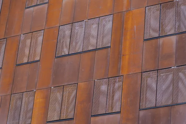 Окна на современном здании — стоковое фото