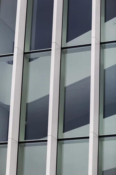 Fenster auf modernem Gebäude — Stockfoto