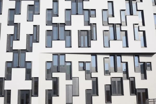 Bürogebäude mit Spiegelung der Fenster vom Himmel — Stockfoto