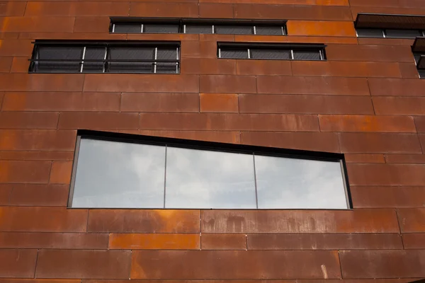 Bürogebäude mit Spiegelung der Fenster vom Himmel — Stockfoto