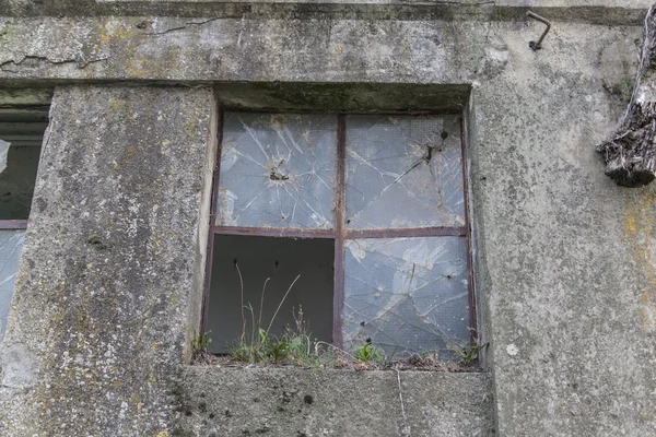 Altes kaputtes Fenster — Stockfoto