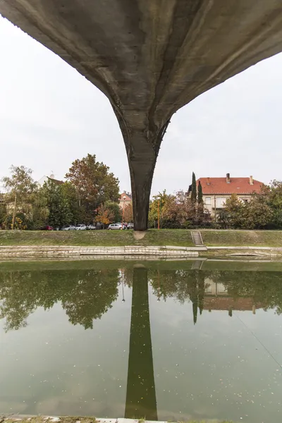 Under the bridge — Stock Photo, Image