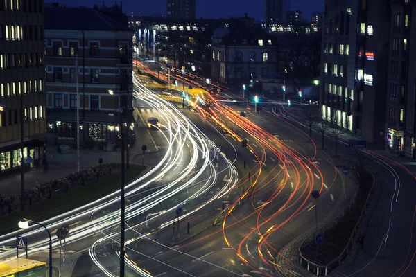 Tráfico en la ciudad por la noche —  Fotos de Stock