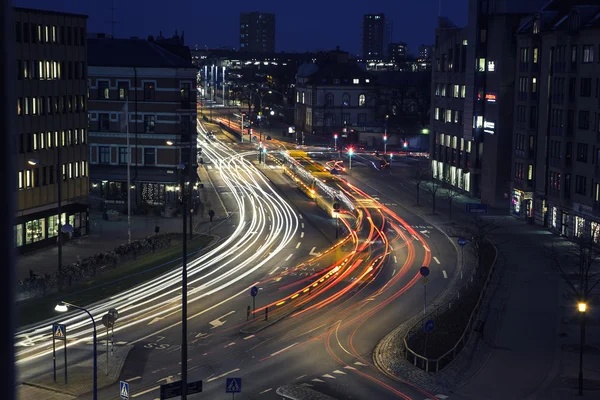 Traffico in città di notte — Foto Stock