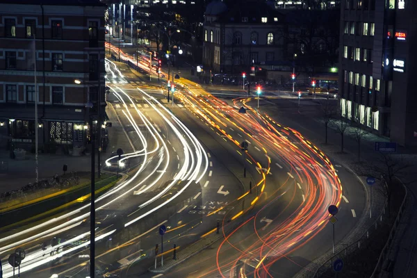 Tráfico en la ciudad por la noche —  Fotos de Stock