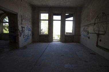 eski evin üstünde pencere eşiği