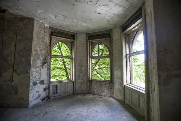 Окна в старом доме — стоковое фото