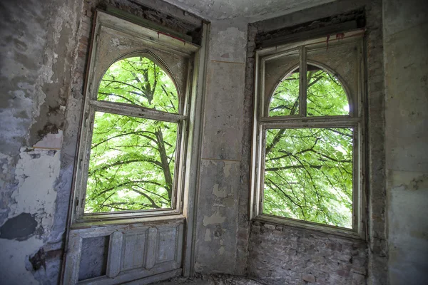 Fönstren på det gamla huset — Stockfoto