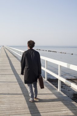 Köprüde yürüyen adam