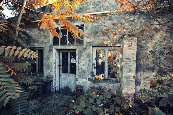 Старый садовый дом — стоковое фото