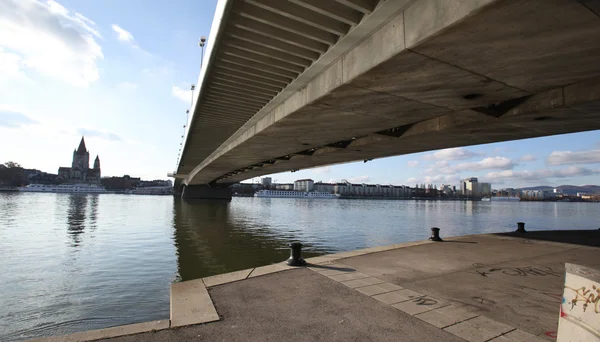 Debaixo da ponte junto ao lago — Fotografia de Stock