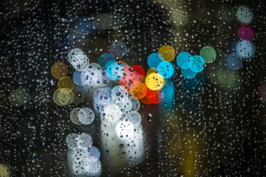 üstünde belgili tanımlık pencere bulanık ışık yağmur damlaları