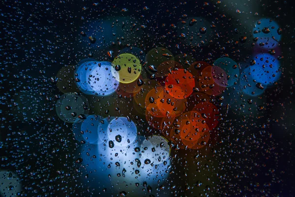 Luz turva com gotas de chuva na janela — Fotografia de Stock