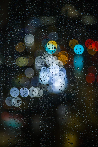 Luz turva com gotas de chuva na janela — Fotografia de Stock