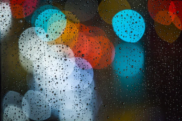 Luz turva com gotas de chuva na janela — Fotografia de Stock