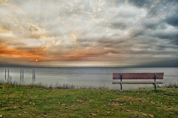 Bank en zeegezicht door de zee — Stockfoto