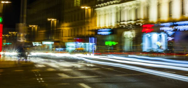 Verkehr in der Stadt in der Nacht — Stockfoto