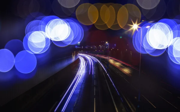 Lichte trail uitzicht op een drukke snelweg — Stockfoto