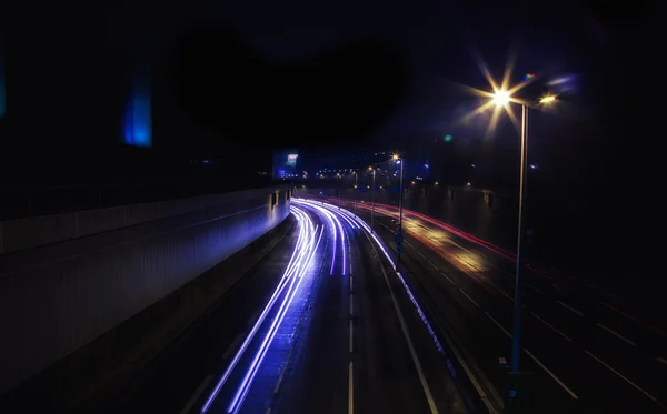 在繁忙的高速公路的光线轨迹视图 — 图库照片