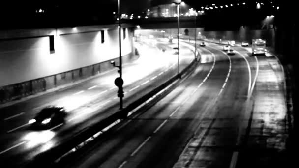 Trafiken i staden på natten, motorväg — Stockvideo