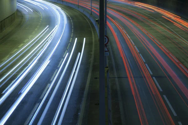 Noční provoz v městě, lehké stopy — Stock fotografie