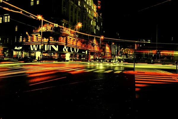 Tráfico nocturno en la ciudad, rastro de luz — Foto de Stock