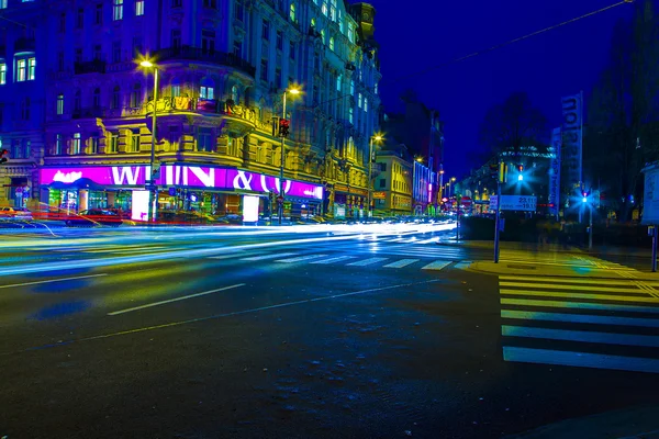 Ночное движение в городе, светофор — стоковое фото