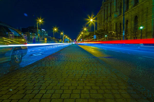 Noční provoz v městě, lehké stopy — Stock fotografie