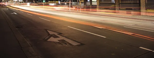 Gece saat trafik ışığı, ışık izleme — Stok fotoğraf