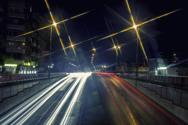 Gece saat trafik ışığı, ışık izleme — Stok fotoğraf