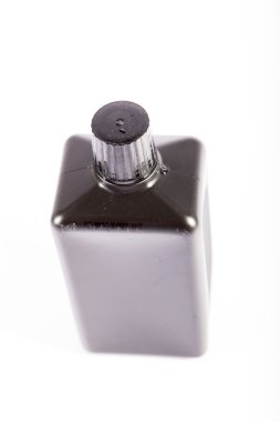 Beyaz arka planda siyah plastik şişe