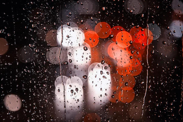 Yağmurlu günler, yağmur damlaları penceresinde — Stok fotoğraf