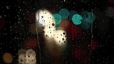 trafik ışığı hareketli pencere üzerinde yağmur damlaları