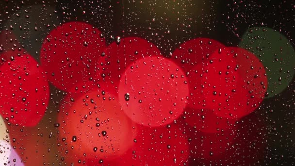 gouttes de pluie sur la fenêtre avec feu de circulation mobile 