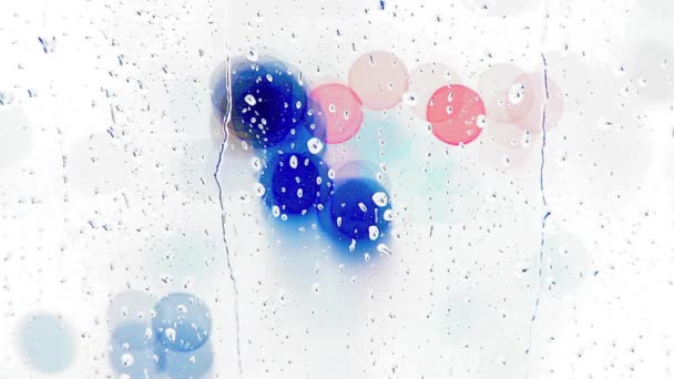 gouttes de pluie sur la fenêtre avec feu de circulation mobile 