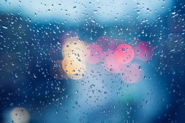 Días lluviosos, gotas de lluvia en la ventana, tiempo lluvioso, fondo de lluvia, lluvia y bokeh —  Fotos de Stock