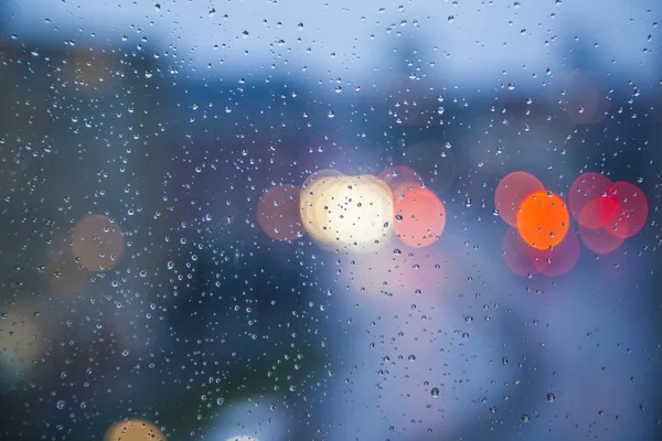 Yağmurlu günler, pencereye yağmur damlaları, yağmurlu hava, yağmur ve bokeh — Stok fotoğraf