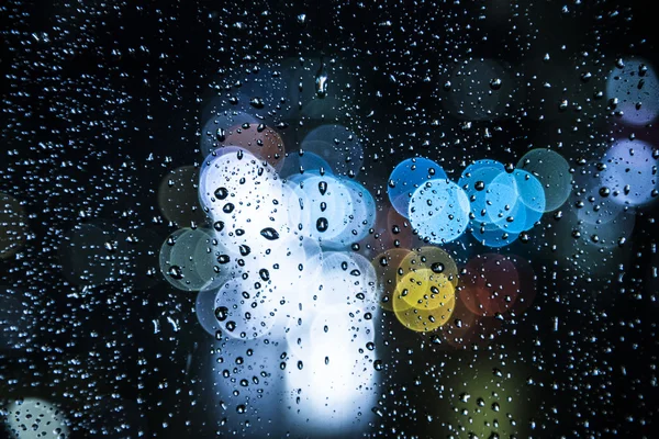 Regenachtige dagen, Regendruppels op het raam, regenachtig weer, regen en bokeh — Stockfoto