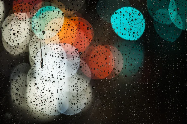 Regenachtige dagen, Regendruppels op het raam, regenachtig weer, regen en bokeh — Stockfoto